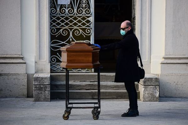 Funerales en la estricta intimidad, una dolorosa consecuencia del confinamiento - Mundo - ABC Color