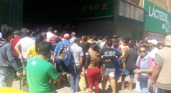 HOY / Clientes se aglomeran en un centro comercial en Limpio