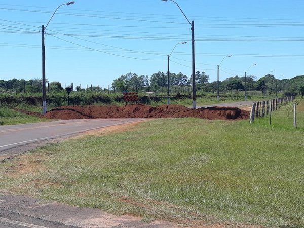 MOPC obliga a intendente a retirar obstáculo de la ruta