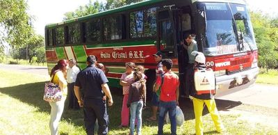Ybycuí: Retuvieron a bus que viajaba repleto de pasajeros - Nacionales - ABC Color