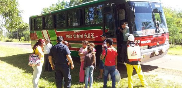 Ybycuí: Retuvieron a bus que viajaba repleto de pasajeros - Nacionales - ABC Color
