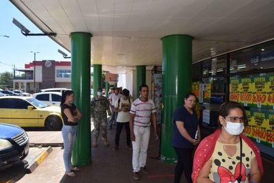 Encarnación registra un escaso movimiento en las calles pero mucha gente en los supermercados - Nacionales - ABC Color