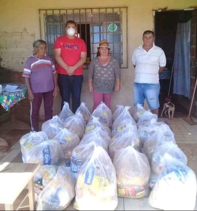 Diputado y seccionaleros entregan víveres a miembros de la Asocuam en Pedro Juan