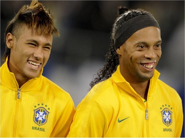 Las estrellas del fútbol mundial animan a Ronaldinho