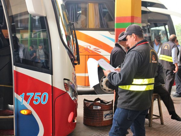 Buses de larga distancia siguen operando pese a cierre de terminales