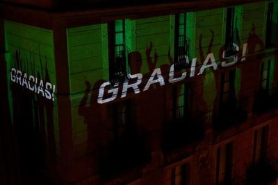 En redes convocan a aplaudir a quienes no pueden quedarse en casa y a la memoria del médico fallecido - Nacionales - ABC Color