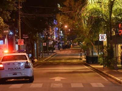 Aplauden a personal de blanco que combate el coronavirus