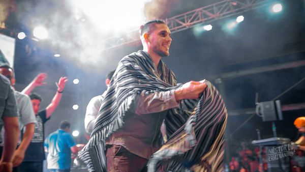 Néstor Ló: “Trato de dejar todo en el escenario, así vivo la música”