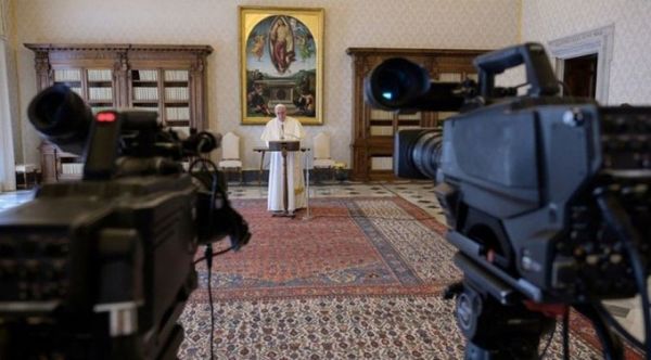 El Papa pide unir voces y convoca a fieles del mundo a rezar un