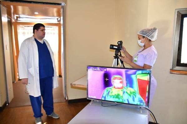 Desde médicos hasta chicos de delivery. Asunceños rindieron homenaje a los que salen a la calle para que los demás podamos quedarnos en casa - ADN Paraguayo