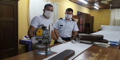 Sanidad confecciona tapabocas y batas para personal de blanco y militares