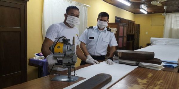 Sanidad confecciona tapabocas y batas para personal de blanco y militares