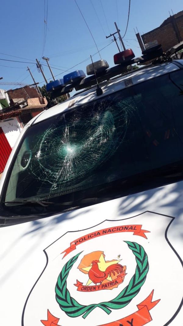 Vecinos agreden a policías y dañan patrullera durante riña en la calle - Nacionales - ABC Color