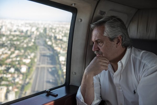 Argentina evalúa interrumpir todos los vuelos internacionales especiales
