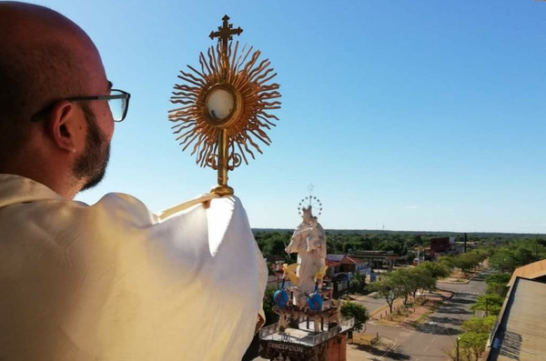 Concepción: Sacerdote bendice las calles con el Santísimo Sacramento ante el Coronavirus