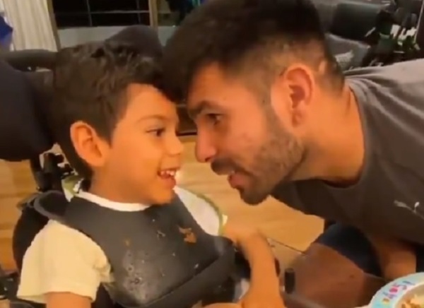 VIDEO: Futbolista le canta a su hijo que padece encefalopatía crónica