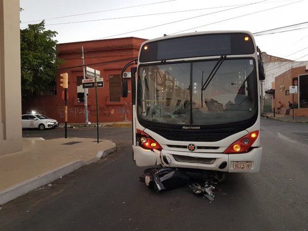 Accidente de tránsito en microcentro de Asunción dejó dos heridos
