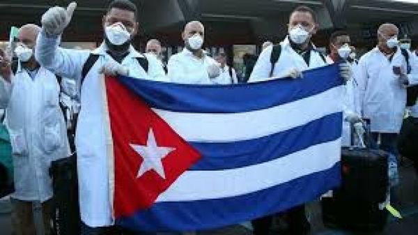 Médicos cubanos llegan a Italia para ayudar en la crisis del coronavirus