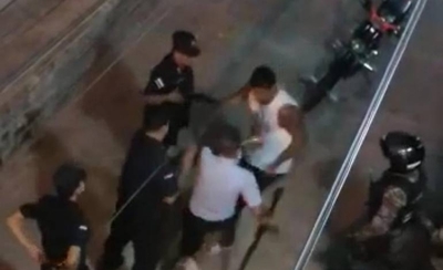 HOY / Aglomerados entre 30: detenido y a cargo de la Fiscalía el hombre que pateó a comisario