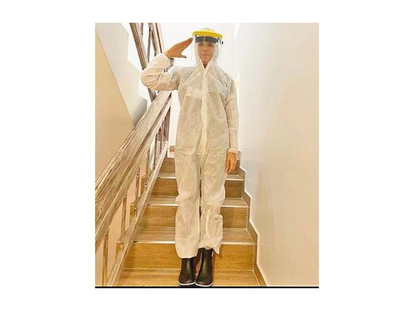 Esposa de Ramírez posó con traje EPI
