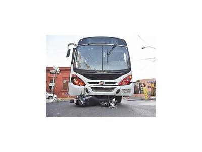 Choque en cruce con semáforo intermitente