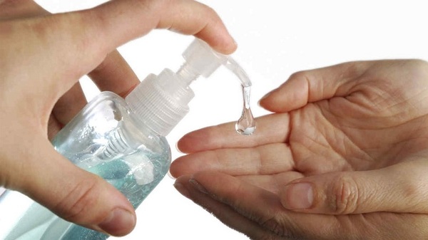 Salud indica que las manos deben estar limpias para aplicar alcohol en gel