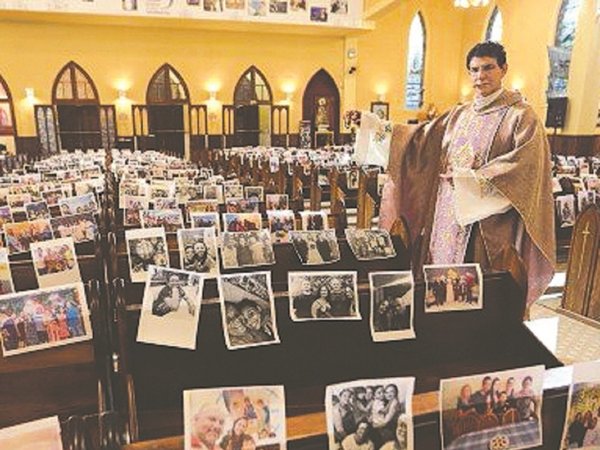 Pa'i recibió 100.000 fotos de sus fieles y las colocó en los asientos