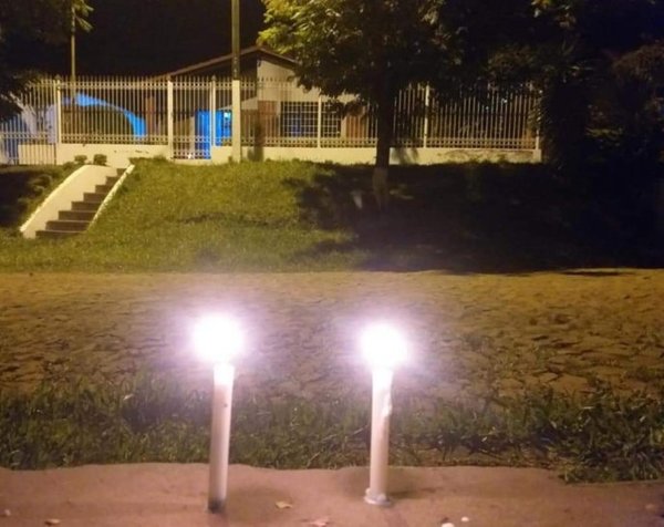 Encienden velas en homenaje a médicos y enfermeras