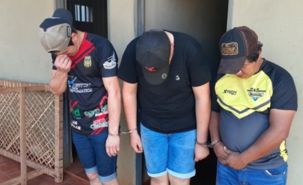 Detenidos por compartir tragos en la vía pública pese a prohibición