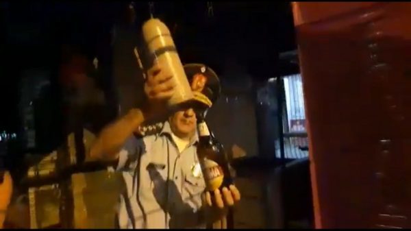"Camuflan" cerveza en el interior de un termo en plena cuarentena