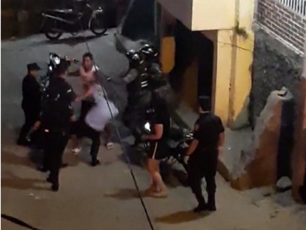 De una patada tumbó a comisario y terminó en el calabozo