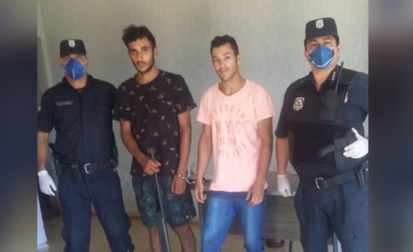 Jóvenes son detenidos con un rifle en su poder