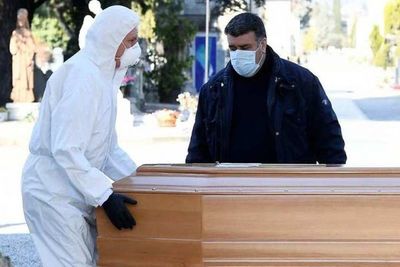 A quién salvar y a quién no, la terrible decisión que deberán tomar los médicos si el sistema colapsa, advierten