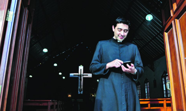 Piden confesiones por celular a los pa’ikuéra | Crónica
