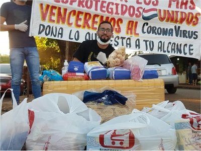 Jóvenes arman kits para dar a las familias