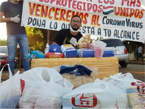 Jóvenes arman kits para dar a las familias