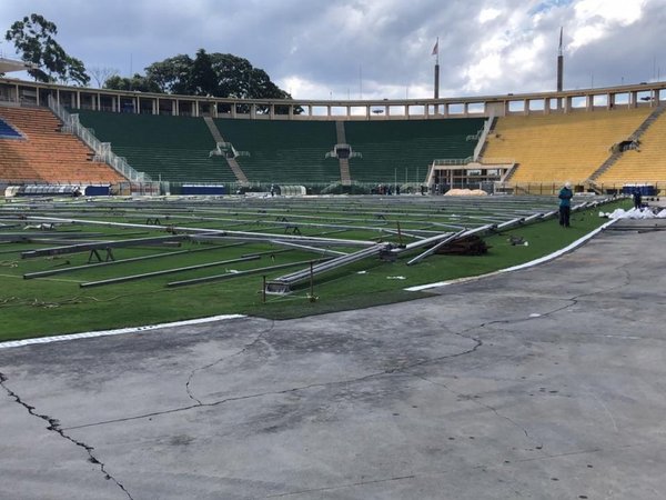 Comienzan a levantar hospital de campaña en el estadio Pacaembú de Sao Paulo