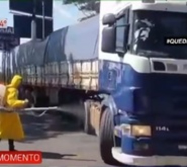 Desinfectan camiones al ingresar al país - Paraguay.com