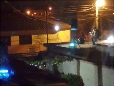 Músicos hacen concierto desde sus terrazas para animar un barrio 