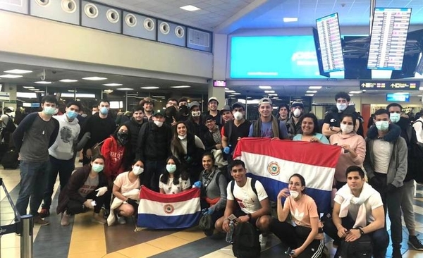 HOY / Llegan 61 paraguayos de Panamá y otros 100 vienen del Brasil