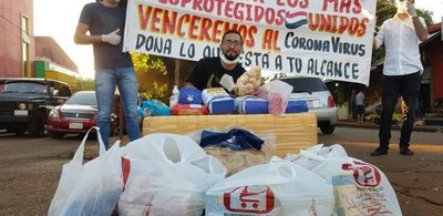 Jóvenes arman kits para dar a las familias