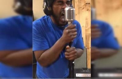'Stay Inside': Los consejos de un músico para combatir el coronavirus al ritmo de Nirvana - SNT