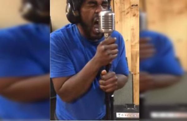 'Stay Inside': Los consejos de un músico para combatir el coronavirus al ritmo de Nirvana - SNT
