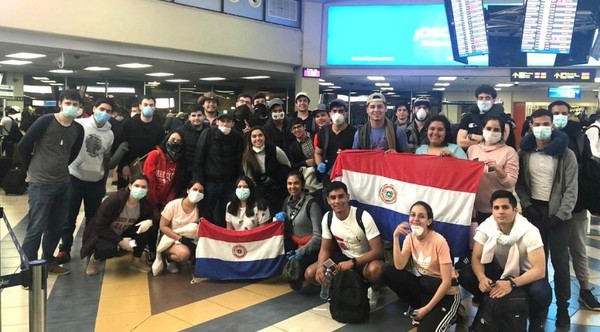 Llegan 61 paraguayos de Panamá y otros 100 vienen del Brasil