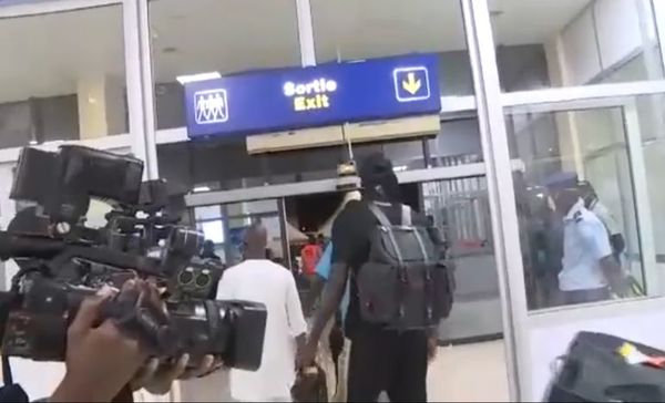 Emmanuel Adebayor viajó a Benín - Olimpia - ABC Color