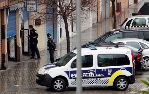 Detenido por violar cuarentena en el maletero de un auto