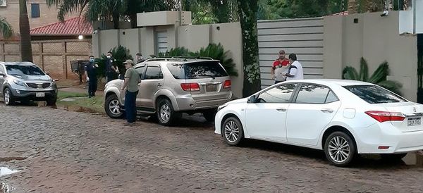 Jueza libera a 5 policías reconocidos como supuestos autores de robo de 100.000 dólares - ABC en el Este - ABC Color