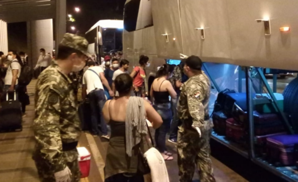 HOY / Paraguayos llegan al país procedentes de Sâo Paulo y se aglomeran a la espera del traslado