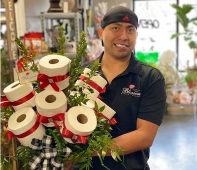 Florería ojapo feroz arreglo con flor de papel higiénico | Crónica