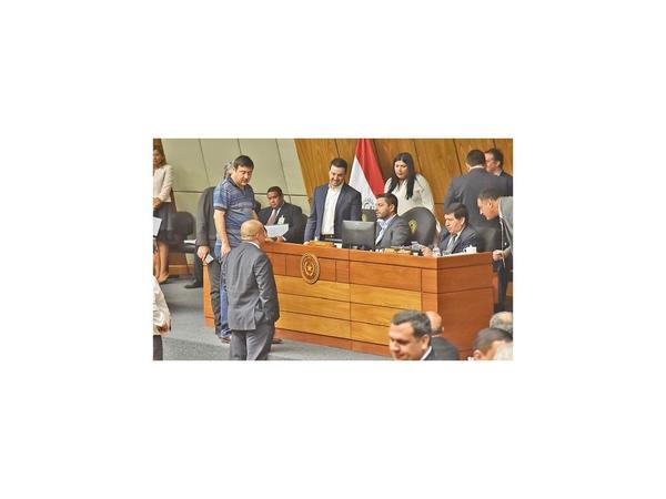 Diputados recortan gastos superfluos y entregan vehículos